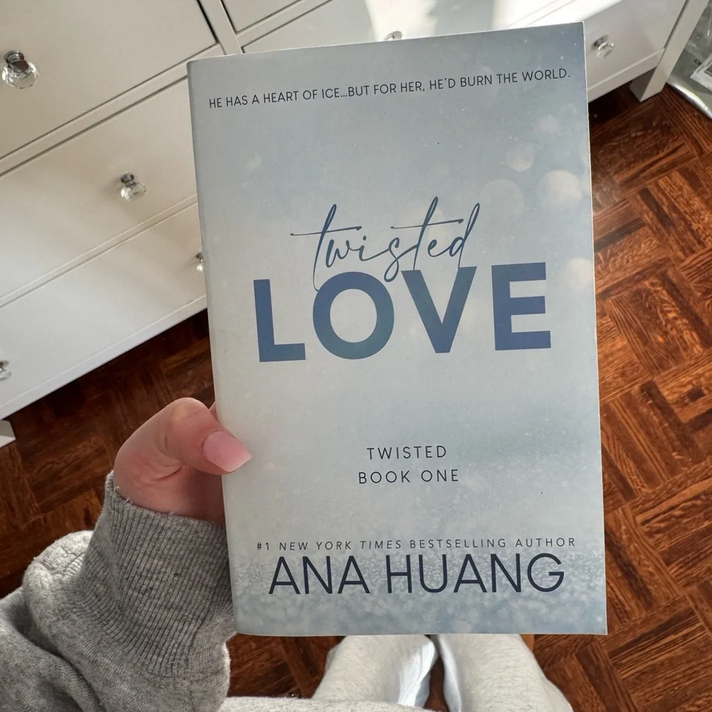 Twisted Love Book - Ana Huang - Book One - In perfect condition - Picture 1 of 4